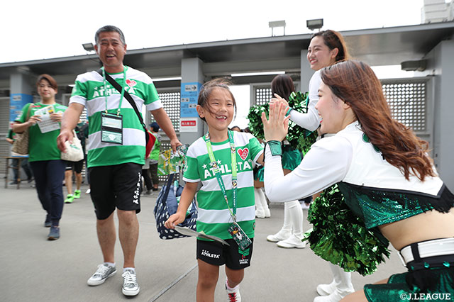 『ヴェルディヴィーナス』がお出迎え！女の子も嬉しそう【明治安田Ｊ２ 第22節 横浜FCvs山形】