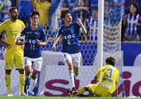 イバの折り返しに佐藤 謙介がつめ、横浜FCが土壇場で同点に追いつく【明治安田J2 第22節 横浜FCvs山形】