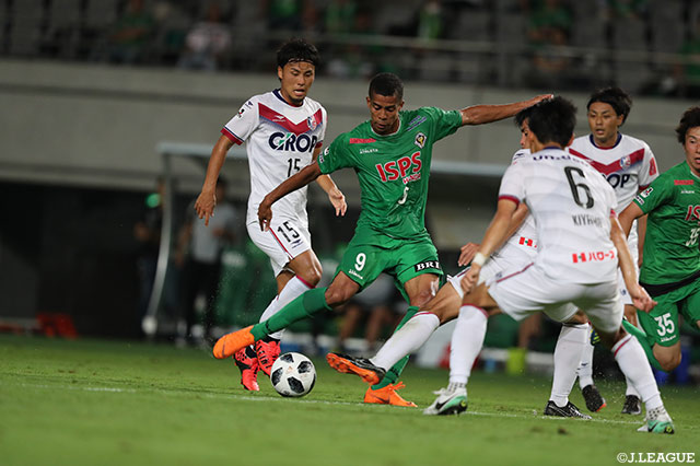 シュートを放つドウグラス ヴィエイラ（東京Ｖ）。岡山の牙城を崩すことはできず【明治安田Ｊ２ 第22節 東京Ｖvs岡山】