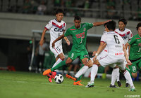 シュートを放つドウグラス ヴィエイラ(東京V)。岡山の牙城を崩すことはできず【明治安田J2 第22節 東京Vvs岡山】