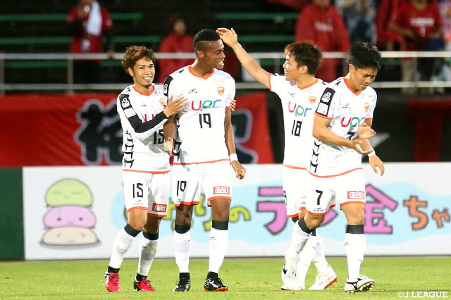 5分にオナイウ 阿道のボレーシュートが決まり、山口が開始早々に先制！【明治安田Ｊ２ 第22節 金沢vs山口】