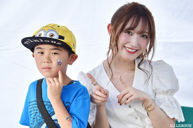 KAIビューティーアドバイザー菅野 結以さんと2ショット撮影♪【明治安田Ｊ２ 第22節 岐阜vs愛媛】