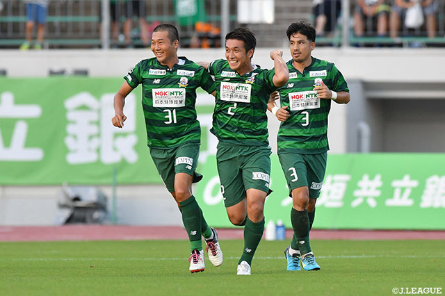 左CKからファーサイドでフリーになった阿部 正紀（#2）が頭で合わせホームの岐阜が先制！【明治安田Ｊ２ 第22節 岐阜vs愛媛】