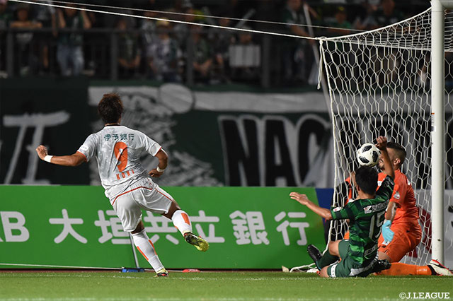 ロングフィードに反応した有田 光希（愛媛）がボールを収めて左足でシュートを決め、勝ち越しゴールをゲット！【明治安田Ｊ２ 第22節 岐阜vs愛媛】