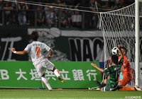 ロングフィードに反応した有田 光希（愛媛）がボールを収めて左足でシュートを決め、勝ち越しゴールをゲット！【明治安田Ｊ２ 第22節 岐阜vs愛媛】