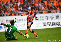 先制ゴールを含む2得点の活躍でチームを勝利に導いた堂安 憂(長野)【明治安田J3 第17節 長野vs富山】