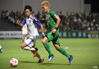 サイドでマッチアップする比嘉 祐介(東京V)とキャプテンの藤原 樹(関学大)【天皇杯 3回戦 関学大vs東京V】