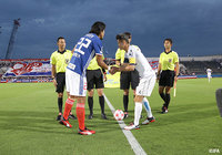 試合前に熱い握手を交わす両チームのキャプテン【天皇杯 3回戦 横浜FMvs横浜FC】