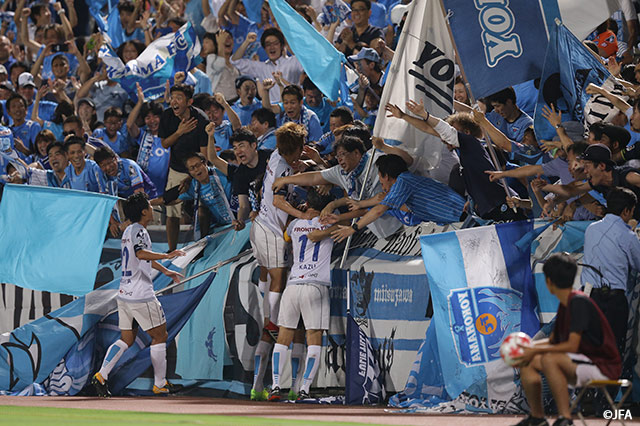 68分、戸島 章（横浜FC）がこぼれ球に反応し待望の先制点を獲得！サポーターの元へ駆け寄り喜びを爆発させる！【天皇杯 3回戦 横浜FMvs横浜FC】