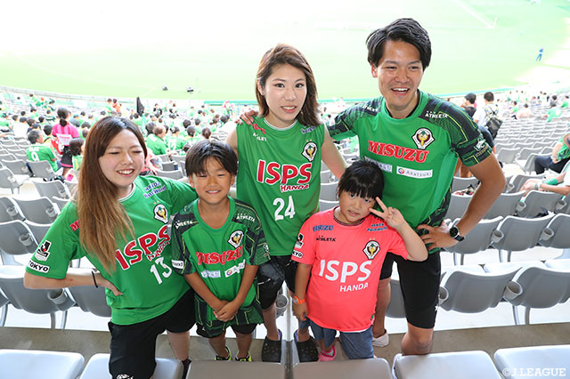 しっかりユニを着て応援の準備は万端！【明治安田Ｊ２ 第23節 東京Ｖvs山口】