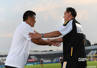 試合後、お互いの健闘を称え合う樋口 靖洋（YS横浜）と柱谷 哲二監督（北九州）【明治安田Ｊ３ 第18節 YS横浜vs北九州】