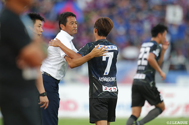 先制ゴールを奪った堀米 勇輝（甲府）と迎え入れる上野 展裕監督【明治安田Ｊ２ 第23節 甲府vs岐阜】