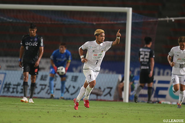 79分、左足で豪快なシュートを放ち、この日2点目となるゴールをあげた田中 パウロ淳一（岐阜）【明治安田Ｊ２ 第23節 甲府vs岐阜】