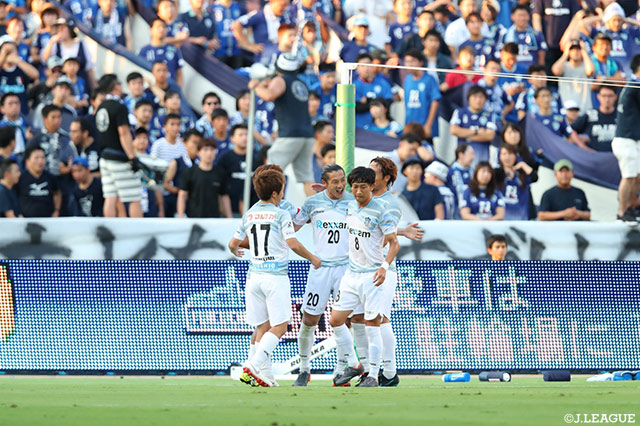 26分、原 一樹（#20）がPKを落ち着いて決めてアウェイの讃岐が先制する【明治安田Ｊ２ 第23節 福岡vs讃岐】