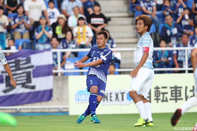 駒野 友一（福岡）が右サイドから切り返して左足を一閃。鋭い弾道のシュートが逆サイドのネットに突き刺さり、リードを2点に広げる！【明治安田Ｊ２ 第23節 福岡vs讃岐】