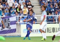 駒野 友一(福岡)が右サイドから切り返して左足を一閃。鋭い弾道のシュートが逆サイドのネットに突き刺さり、リードを2点に広げる!【明治安田J2 第23節 福岡vs讃岐】