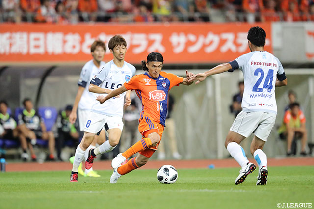 得意のドリブルでボールを運ぶ田中 達也（新潟）。78分までプレー【明治安田Ｊ２ 第23節 新潟vs横浜FC】