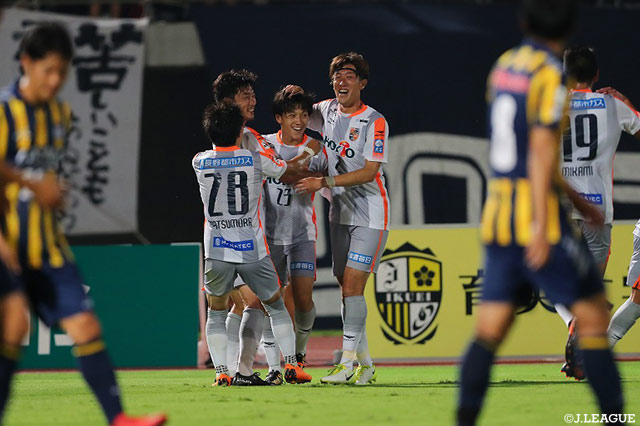 相手の意表を突くグラウンダーのCKに堂安 憂（#23）が合わせ、長野が先制！堂安は2戦連続ゴール！【明治安田Ｊ３ 第18節 群馬vs長野】