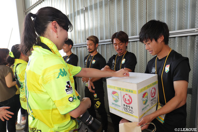 各会場では、選手による平成30年7月豪雨災害義援金募金活動が行われました【明治安田Ｊ２ 第23節 千葉vs金沢】