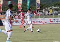 左サイドからパスを受けた普光院 誠(沼津)がドリブルでゴール前へと飛び出し、そのままゴールを決めて先制に成功【明治安田J3 第18節 福島vs沼津】