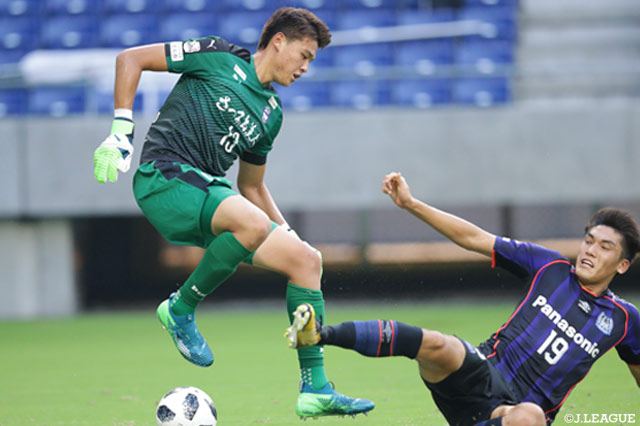 積極的に攻撃を仕掛ける一美 和成（G大23）とゴールを守り切ったアン ジュンス（鹿児島）【明治安田Ｊ３ 第18節 G大23vs鹿児島】