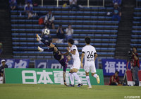 レンゾ ロペス(京都)はオーバーヘッドシュートを放つが、枠をとらえられない【明治安田J2 第23節 京都vs水戸】