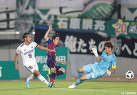 積極的にシュートを狙った仲間 隼斗(岡山)【明治安田J2 第23節 岡山vs松本】