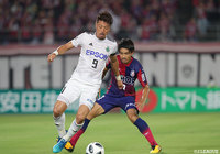 前節2ゴールをあげた高崎 寛之(松本)だが、終始岡山の厳しいマークに遭いゴールならず【明治安田J2 第23節 岡山vs松本】