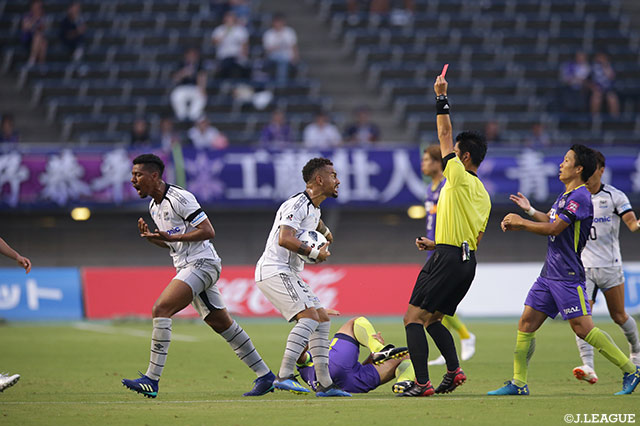 前半8分、青山 敏弘（広島）と競り合ったファビオ（左）にレッドカード。Ｇ大阪は早い時間帯で1人少ない展開に【明治安田Ｊ１ 第16節 広島vsＧ大阪】