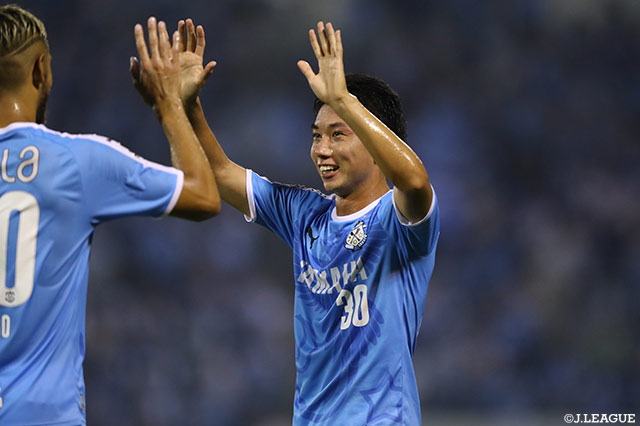 右サイドのクロスを後方から走り込んで飛び上がった上原 力也（磐田）がフリーでヘディングシュートを放つと、これがネットを揺らし先制！上原は嬉しいＪ初ゴール！【明治安田Ｊ１ 第16節 磐田vs鹿島】