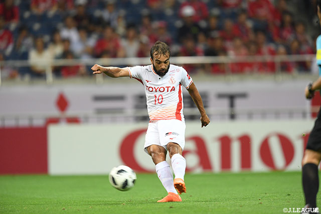 ガブリエル シャビエル（名古屋）がペナルティアーク手前から左足でミドルシュートを放つとボールは相手DFに当たって軌道が変わり、ゴール左上に吸い込まれる！【明治安田Ｊ１ 第16節 浦和vs名古屋】