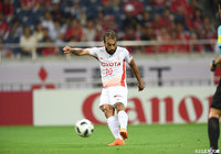 ガブリエル シャビエル（名古屋）がペナルティアーク手前から左足でミドルシュートを放つとボールは相手DFに当たって軌道が変わり、ゴール左上に吸い込まれる！【明治安田Ｊ１ 第16節 浦和vs名古屋】