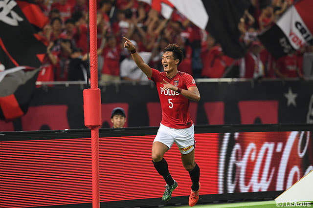 CKから勝ち越し点を決めた槙野 智章（浦和）。スタンドで観戦する原口 元気にこのポーズ【明治安田Ｊ１ 第16節 浦和vs名古屋】