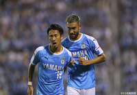 ニアで後方に流すようなヘディングシュートを放ちループシュートのような形で逆転弾を決めた川又 堅碁(右)【明治安田J1 第16節 磐田vs鹿島】