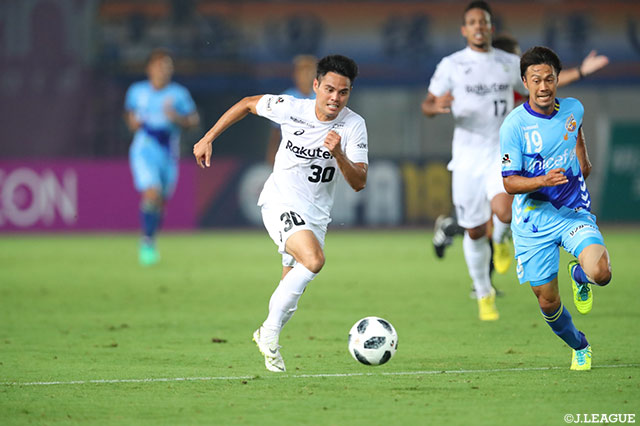 左サイドから幾度となく好精度のクロスを供給したティーラトン（神戸）。先制点も彼の左足から生まれた【明治安田Ｊ１ 第16節 長崎vs神戸】