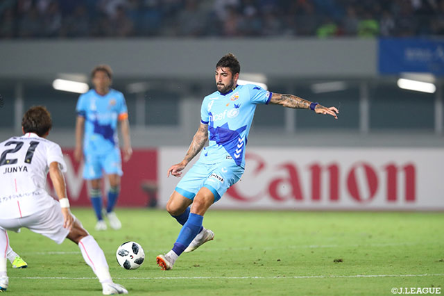 途中出場のファンマ（長崎）。70分にヘディングシュートを放ち、ゴールネットを揺らすが無念のオフサイド判定【明治安田Ｊ１ 第16節 長崎vs神戸】