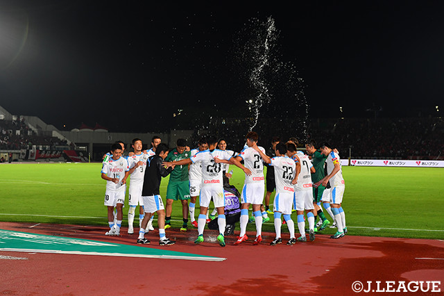 札幌との上位対決を制した川崎Ｆ。試合後は円陣を組んで勝利を祝った【明治安田Ｊ１第16節札幌vs川崎Ｆ】