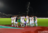 札幌との上位対決を制した川崎F。試合後は円陣を組んで勝利を祝った【明治安田J1第16節札幌vs川崎F】