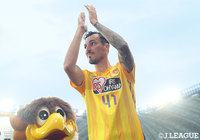 中断期間中に神戸から加入したハーフナー　マイク。試合前にサポーターに挨拶を行った【明治安田Ｊ１第16節仙台vs横浜FM】