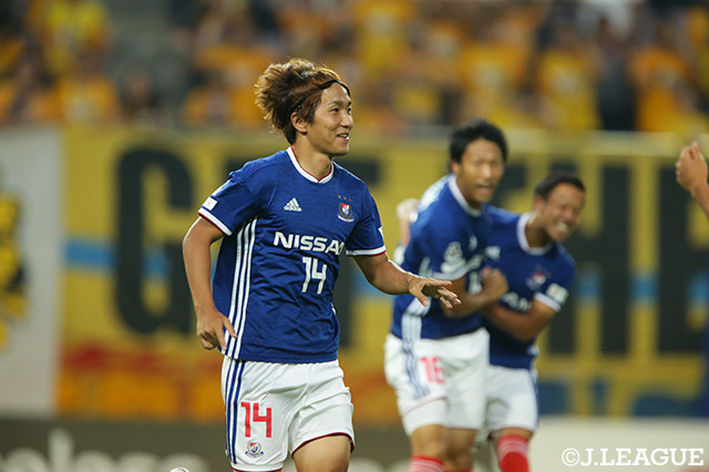 こぼれ球を押し込み先制ゴールを挙げた天野　純（横浜FM）。この日のゴールショーの口火を切った【明治安田Ｊ１第16節仙台vs横浜FM】