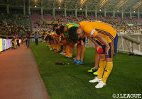 まさかの8失点という結果に肩を落とす仙台の選手たち【明治安田Ｊ１第16節仙台vs横浜FM】