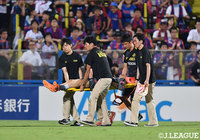 相手選手と交錯し、負傷交代となった柏のGK中村　航輔。状態が心配される【明治安田Ｊ１第16節柏vsFC東京】