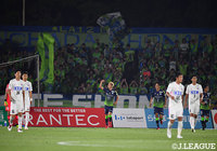 湘南の高橋 諒は回転しながらヒールで合わせる技ありの一撃でJ1初ゴールを記録!【明治安田J1第16節湘南vs鳥栖】