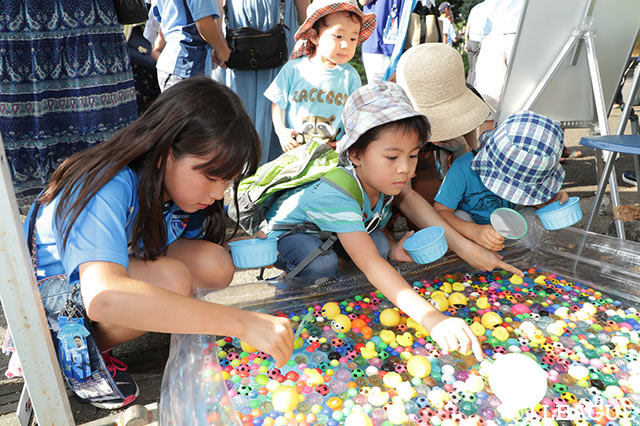 試合前にスーパーボールすくいを体験中♪たくさんとれたかな？【明治安田Ｊ２ 第24節 横浜FCvs岐阜】