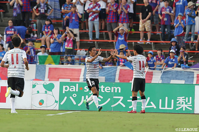 右サイドからのクロスに坂本 広大（#33）がワンタッチで合わせてアウェイの熊本が先制！【明治安田Ｊ２ 第24節 甲府vs熊本】