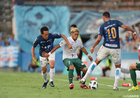 横浜FC守備陣の前に田中 パウロ淳一ら岐阜の攻撃陣は沈黙【明治安田J2 第24節 横浜FCvs岐阜】