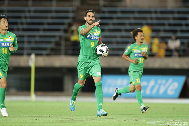 1点差に詰め寄るゴールを奪ったラリベイ（千葉）。これで4戦連発のゴール！【明治安田Ｊ２ 第24節 讃岐vs千葉】