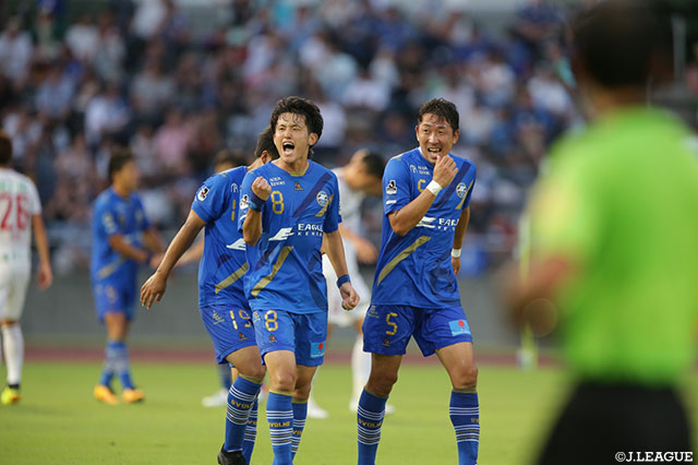 前半終了間際に平戸 太貴（#8）のミドルシュートが決まり、町田が先制する【明治安田Ｊ２ 第24節 町田vs金沢】