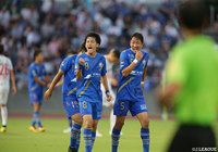 前半終了間際に平戸 太貴（#8）のミドルシュートが決まり、町田が先制する【明治安田Ｊ２ 第24節 町田vs金沢】