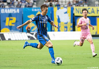 得意のドリブルで前線にボールを運ぶ後藤 優介(大分)【明治安田J2 第24節 大分vs栃木】